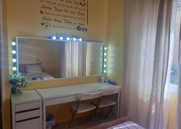 Away But * 圣米格尔德阿沃纳