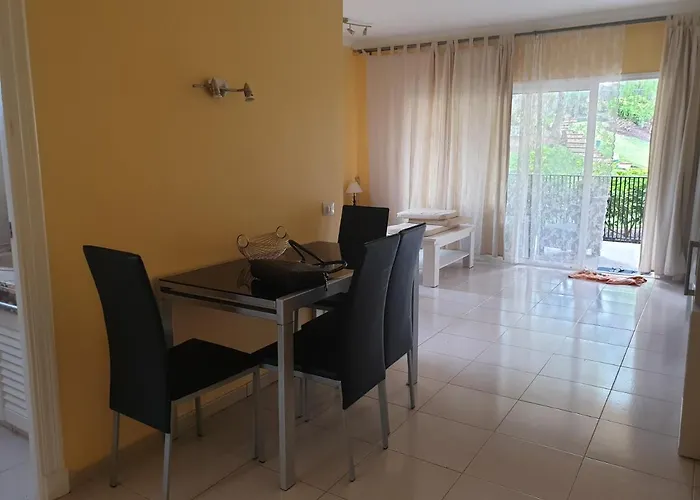 Away But * 圣米格尔德阿沃纳